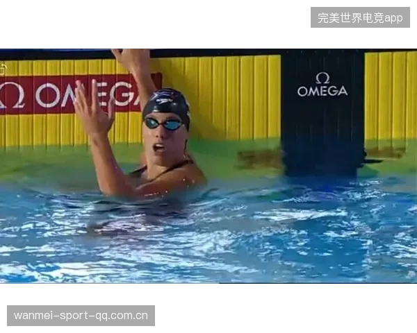 游泳决赛三人同时间触壁，慢镜回放惊讶世界